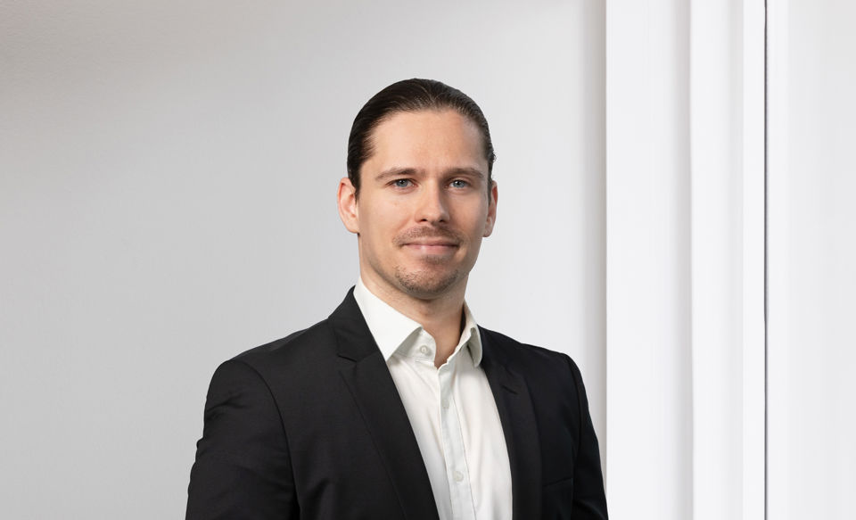 Portraitfoto von Nikola Dinulovic, Senior Fachspezialist Privatkunden bei der St.Galler Kantonalbank