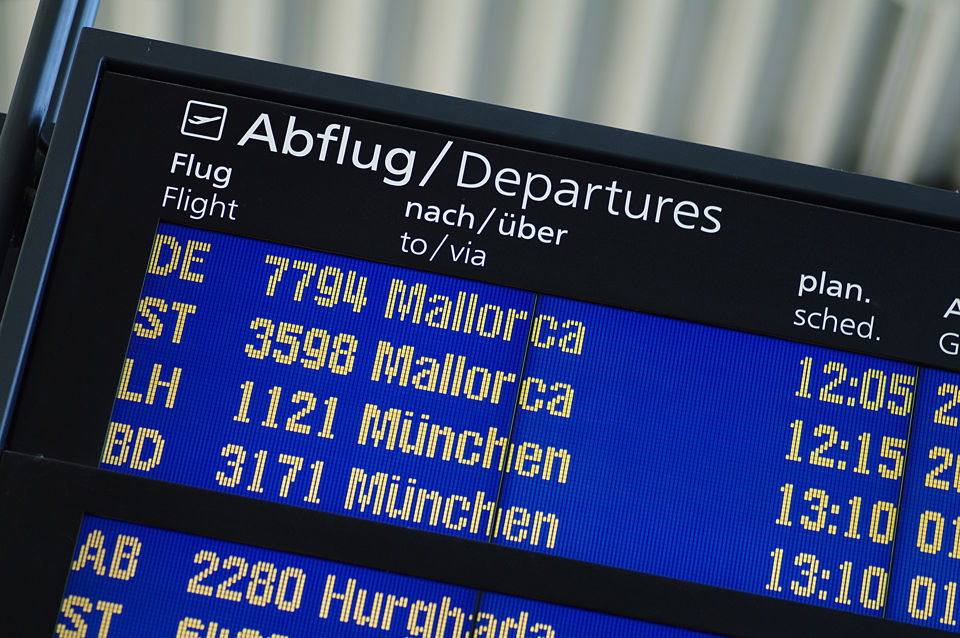 Ferientipps - Abflugtafel am Flughafen zeigt Flüge nach Mallorca an