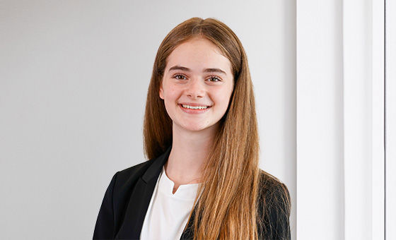 Portraitfoto von Emily Widmer, Lernende bei der St.Galler Kantonalbank