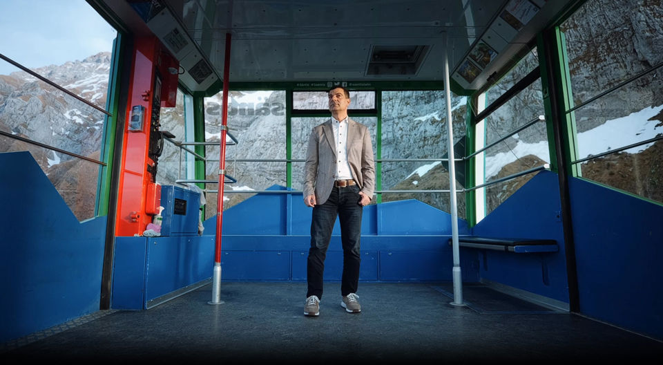 Säntis Schwebebahn AG Geschäftsführer Jakob Gülünay steht in der Gondel