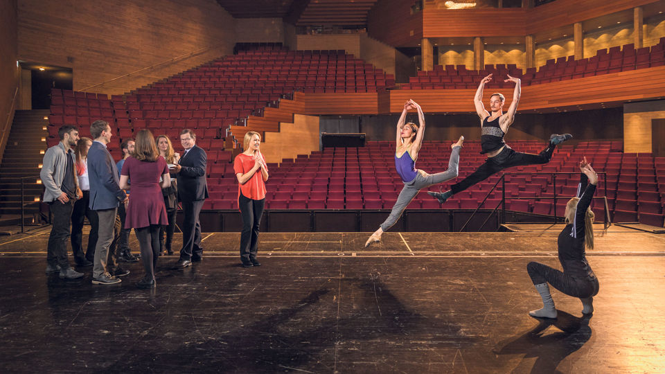 Balletttänzer bei der Probe auf der Bühne im Theater St.Gallen