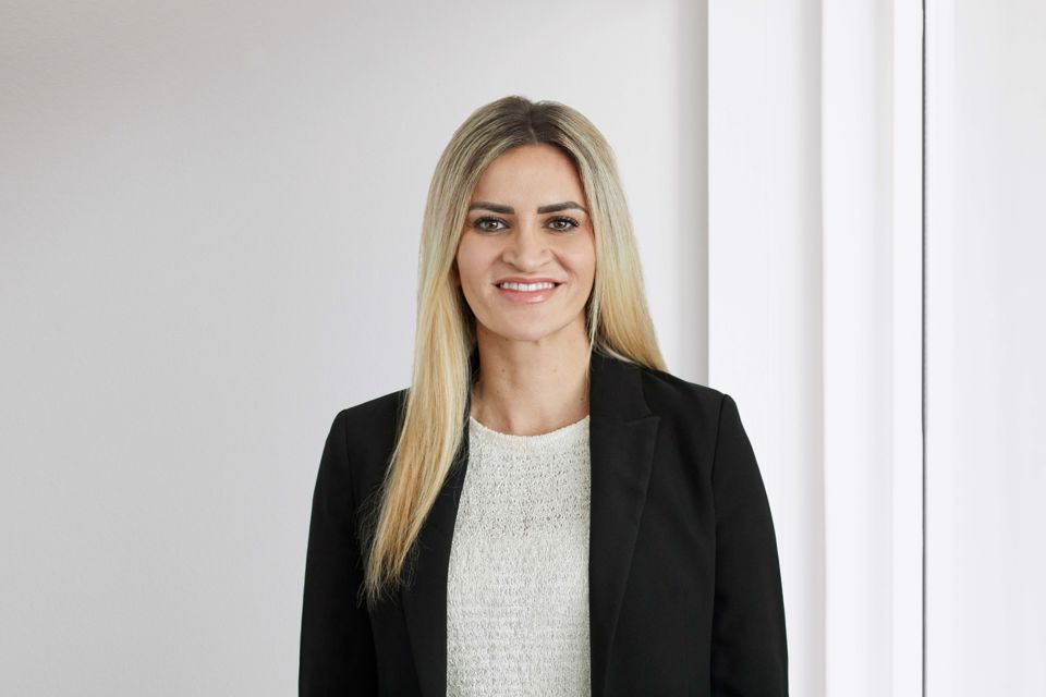 Portraitfoto von Altina Blakaj, Fachspezialistin Gewerbekunden bei der St.Galler Kantonalbank