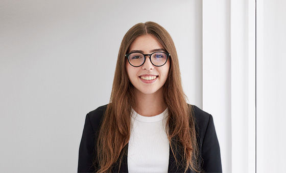 Portraitfoto von Katarina Djuric, Fachspezialistin Privatkunden bei der St.Galler Kantonalbank
