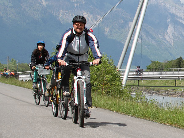Mehrere Velofahrer unterwegs am Slow Up Bodensee