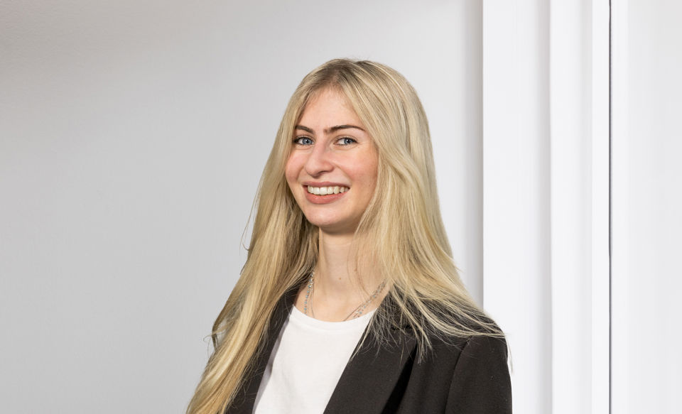 Portraitfoto von Sky Gruber, Mitarbeiterin Business Support eVV bei der St.Galler Kantonalbank