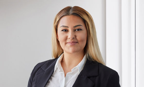 Portraitfoto von Cagla Caliskan, Kundenberaterin bei der St.Galler Kantonalbank