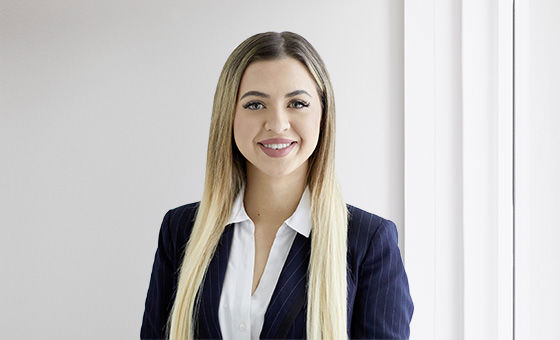 Portraitfoto von Lejla Jakupi, Fachspezialistin Privatkunden bei der St.Galler Kantonalbank