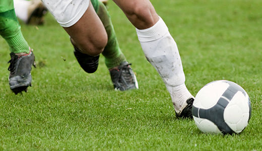 Ein Fussballspieler schiesst einen Ball - Sparmethode Fussball in der Spar-App HäschCash