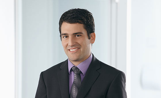 Portraitfoto von Tino Crescente, Kundenberater bei der St.Galler Kantonalbank