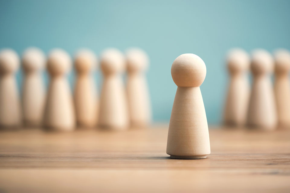 Symbolbild für Individualbesteuerung: Kleine hölzerne Spielfiguren