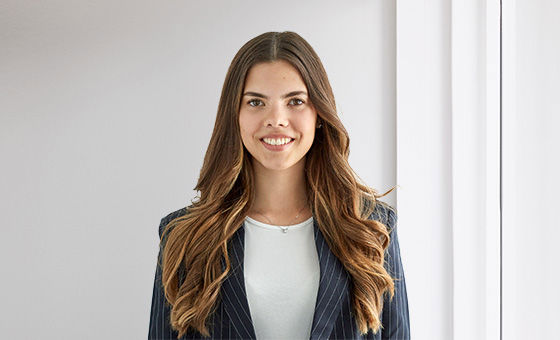 Portraitfoto von Sarah Weber, Fachspezialistin Gewerbekunden bei der St.Galler Kantonalbank