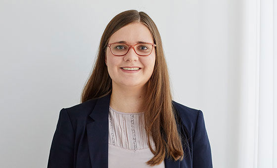 Portraitfoto von Céline Keller, Strategieanalystin bei der St.Galler Kantonalbank
