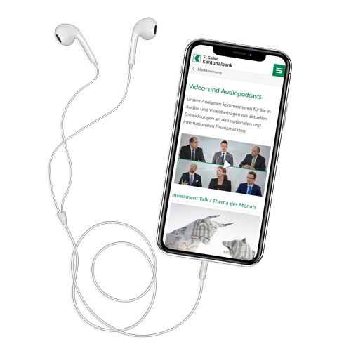 Webpage der Video- und Audiopodcasts der St.Galler Kantonalbank auf einem Smartphone mit Kopfhörern