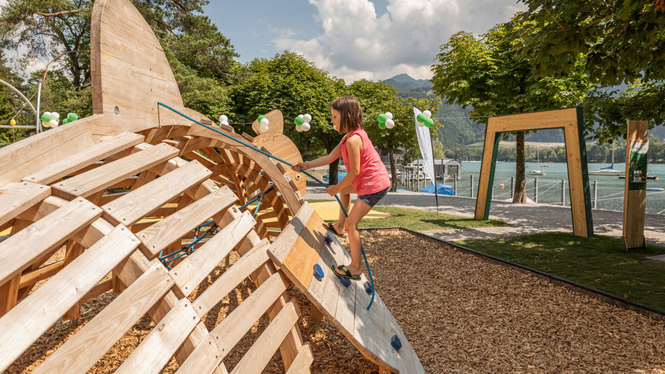 Ein Mädchen klettert auf ein Klettergerüst beim Spielerlebnis Walensee