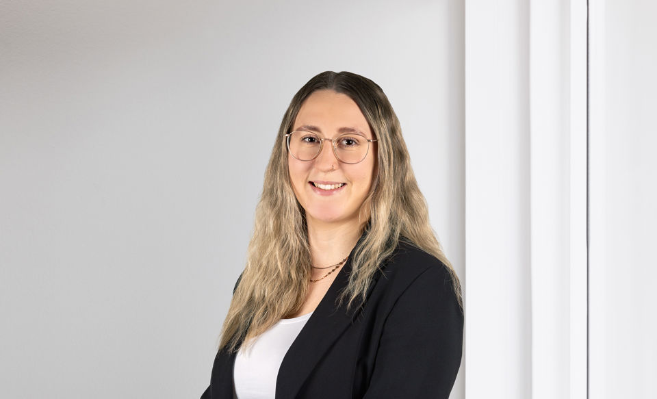 Portraitfoto von Svenja Schneider, Fachspezialistin Gewerbekunden bei der St.Galler Kantonalbank