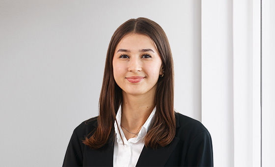Portraitfoto von Amina Ajdari, Fachspezialistin Privatkunden bei der St.Galler Kantonalbank