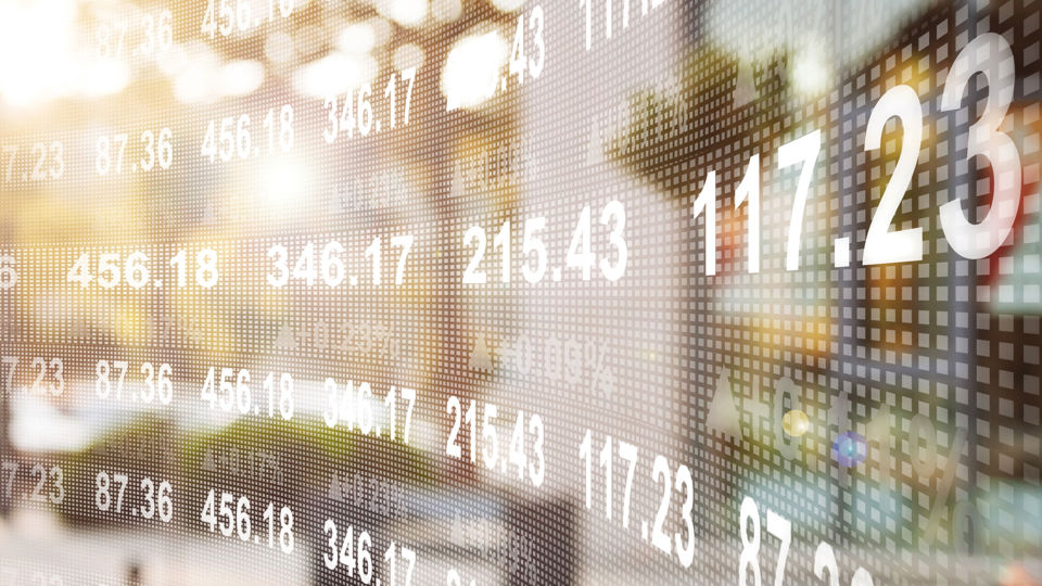 Symbolbild für Kurse an der Börse: Zahlen auf einer Anzeige