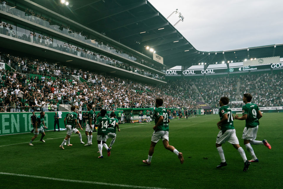 FCSG-Spieler bejubeln ein Tor in ihrem Heimstadion
