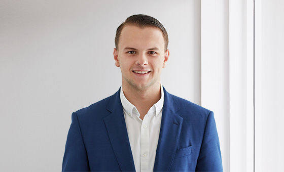 Portraitfoto von Constantin Kracunovic, Fachspezialist Privatkunden bei der St.Galler Kantonalbank