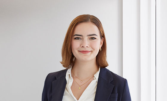 Portraitfoto von Alessia Membrino, Fachspezialistin Finanzieren PK & QS bei der St.Galler Kantonalbank