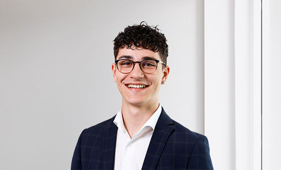 Portraitfoto von Bruce Grütter, Fachspezialist Privatkunden bei der St.Galler Kantonalbank