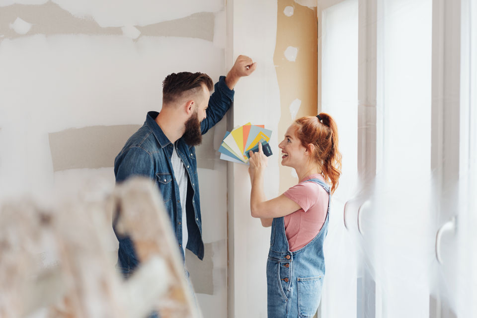 Abschaffung Eigenmietwert Renovationen Ende 2028 Paar prüft Farbbemusterung