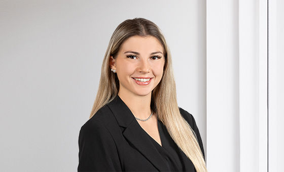 Portraitfoto von Flavia Stolz, bei der St.Galler Kantonalbank