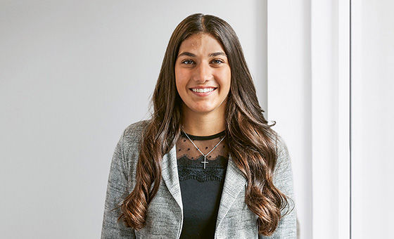 Portraitfoto von Ariana Amanatidis, Lernende bei der St.Galler Kantonalbank
