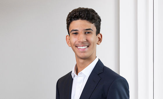 Portraitfoto von Leon Hasan Demirci, Lernender bei der St.Galler Kantonalbank