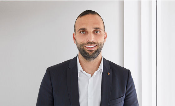 Portraitfoto von Serdar Yilmaz, bei der St.Galler Kantonalbank