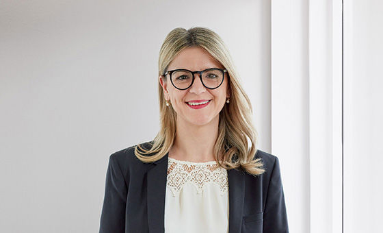 Portraitfoto von Mirnesa Hujdur, Kundenberaterin Beratungszentrum Outbound bei der St.Galler Kantonalbank