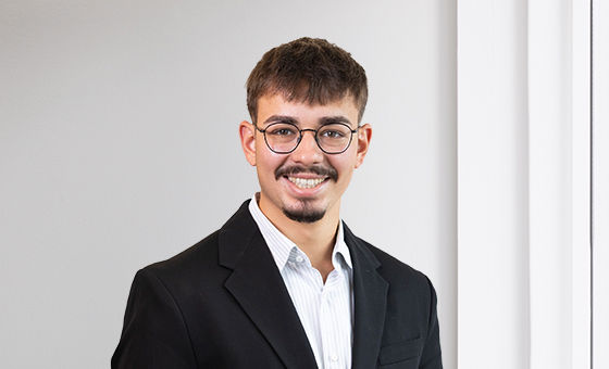 Portraitfoto von Tiziano Grimm, BEM-Praktikant bei der St.Galler Kantonalbank