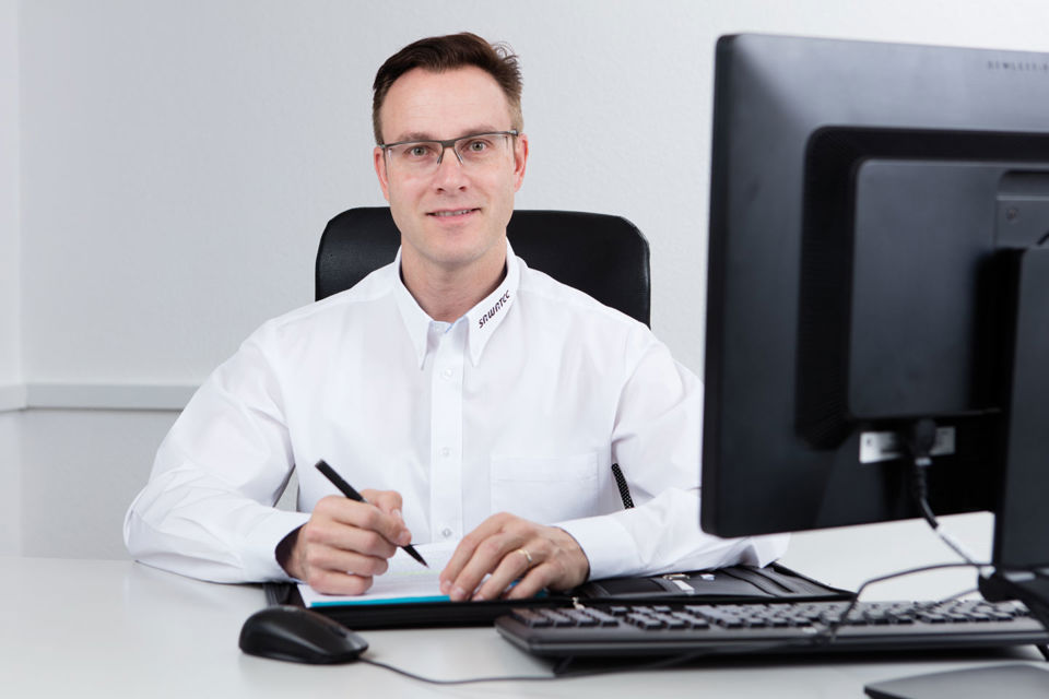 Marcello Piccirillo, Managing Partner/COO der SAWATEC AG, an seinem Arbeitsplatz
