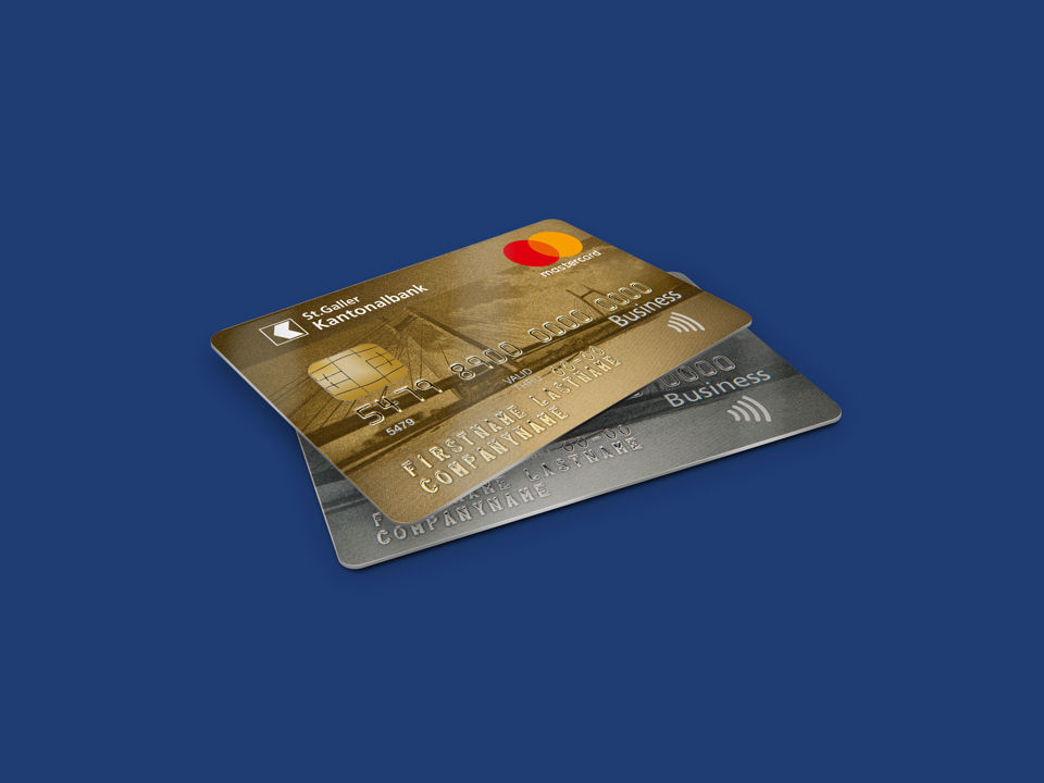 Eine silberne und goldene Kredtikarte Mastercard Business übereinander