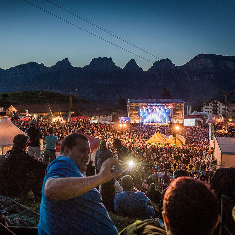 Blick auf das Gelände und die Besucher vom Schlager Openair Flumserberg