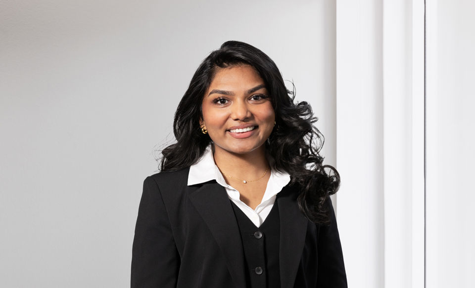 Portraitfoto von Atheena David Antony, Kundenberaterin bei der St.Galler Kantonalbank