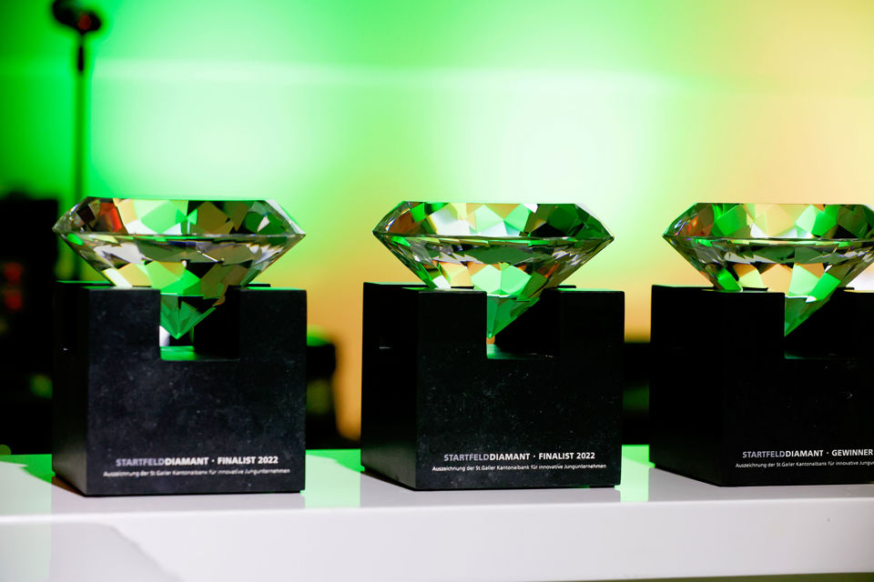 Pokale der Finalisten vom Startfeld Diamant 2022