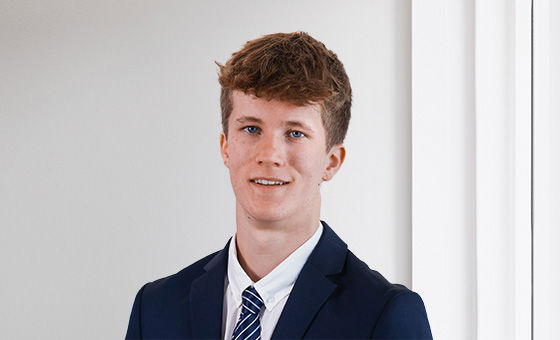 Portraitfoto von Jonas Ackermann, Lernender bei der St.Galler Kantonalbank