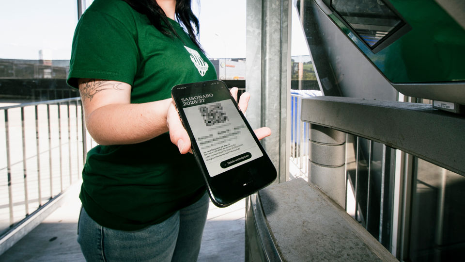 Frau zeigt beim Stadioneinlass ihr Stadionticket via FCSG-App auf ihrem Smartphone
