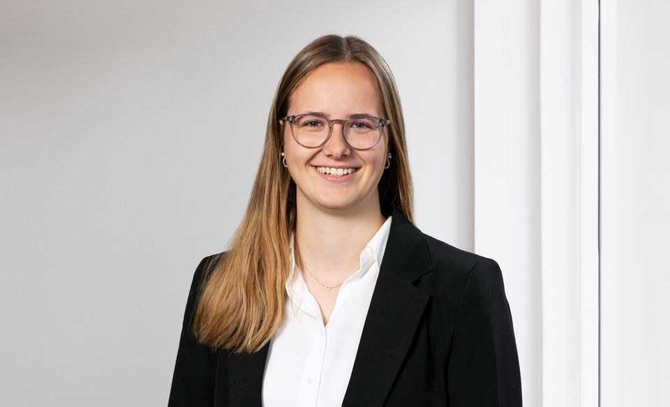 Portraitfoto von Sarah Kundert, Assistentin eVV-Desk bei der St.Galler Kantonalbank