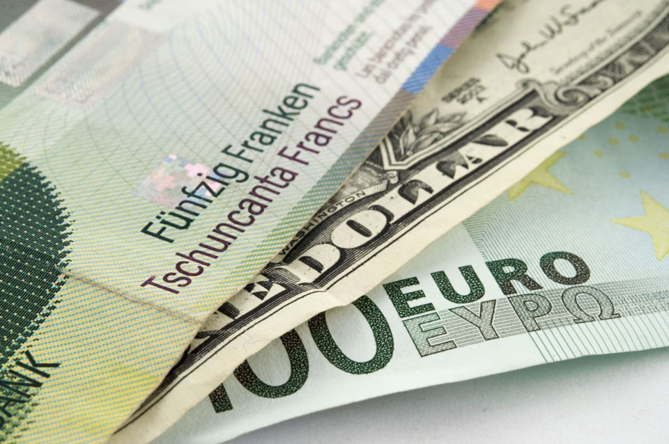 Symbolbild für die Währungen Schweizer Franken, US-Dollar und Euro
