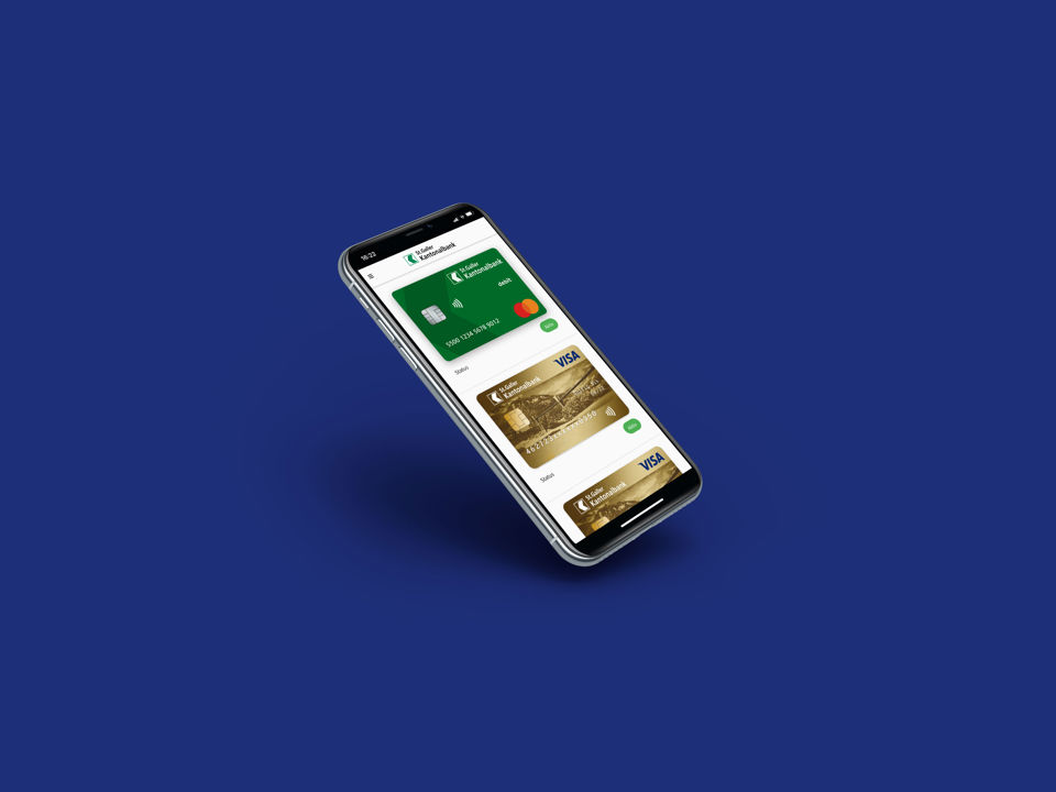 Smartphone mit geöffneter Kartenverwaltung in der App der St.Galler Kantonalbank