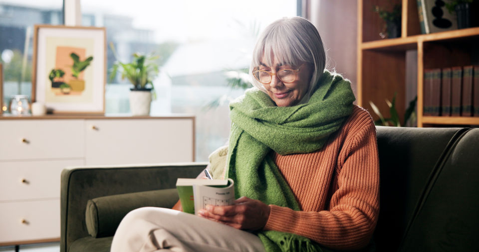 Frau kurz vor der Pensionierung mit einem grünen Schal
