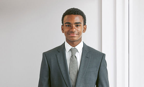 Portraitfoto von Calvin Silverio Tuero, Fachspezialist Privatkunden bei der St.Galler Kantonalbank