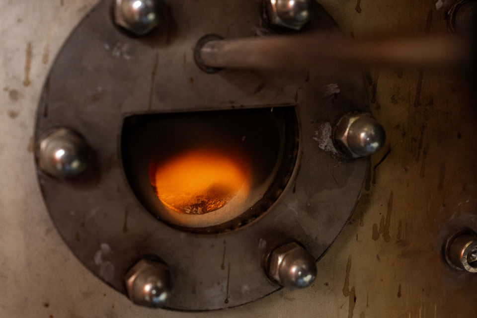 Im Ofen wird mittels Pyrolyse Pflanzenkohle hergestellt.