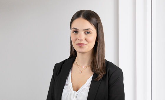 Portraitfoto von Leonora Mala, Fachspezialistin Privatkunden bei der St.Galler Kantonalbank