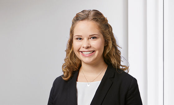 Portraitfoto von Enya Lieberherr, Beraterin Privatkunden bei der St.Galler Kantonalbank