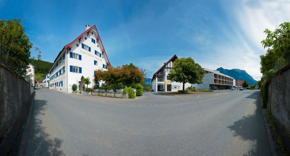Ansicht vom Gebäude der Niederlassung der St.Galler Kantonalbank in Azmoos